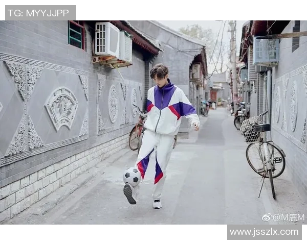 鹿晗携手足球明星展现运动魅力引领年轻潮流新风尚